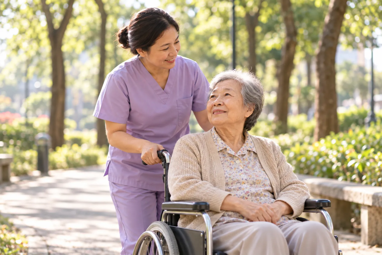 照顧服務員推輪椅陪長輩在公園散步